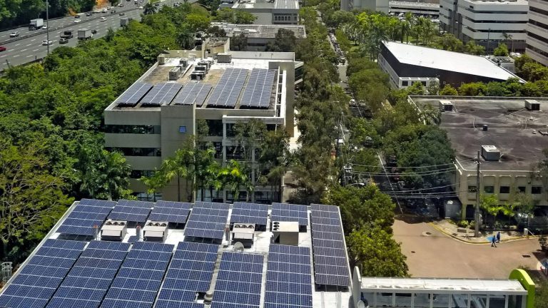 budynki energooszczędne z solarami na dachu, innowacje w branży deweloperskiej