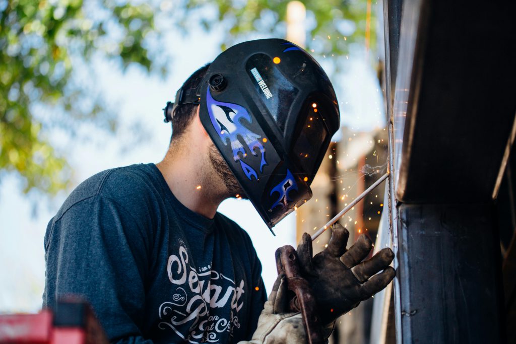 Pracownik zajmujący się produkcja wyrobów metalowych toruń