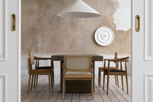 Stylowa jadalnia z drewnianymi krzesłami i stołem – meble stylowe w eleganckim, minimalistycznym wnętrzu