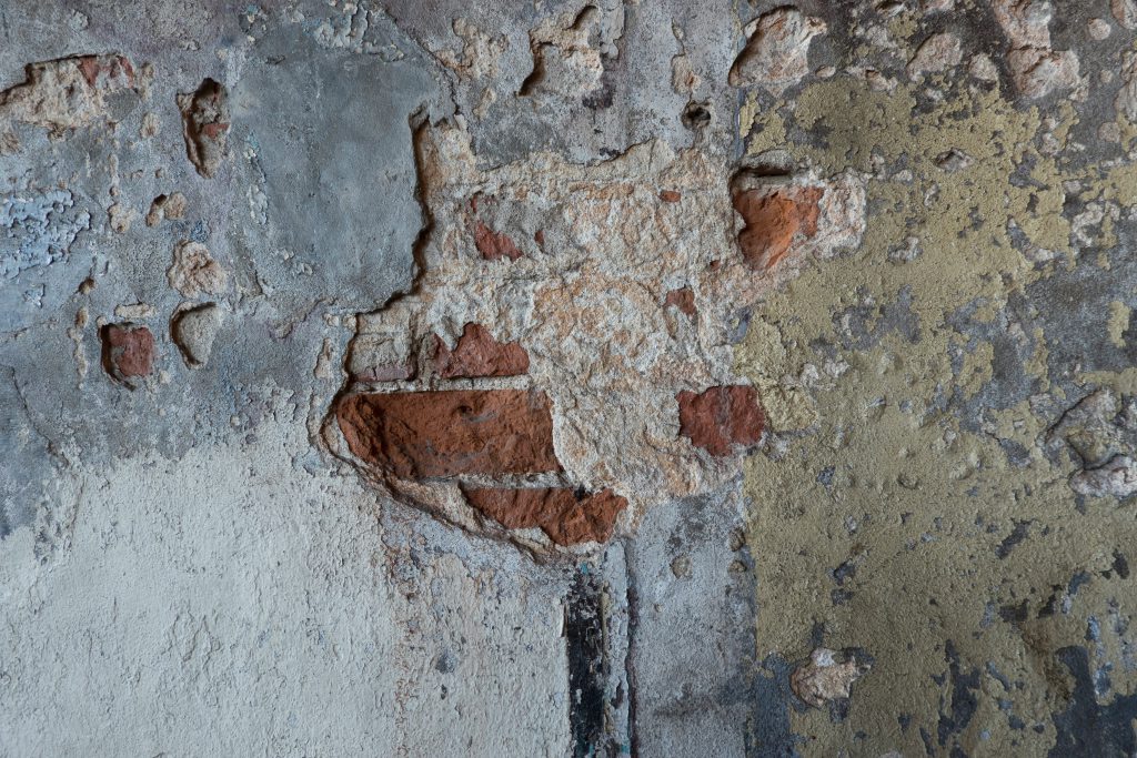 zdjęcie ściany podczas remontu