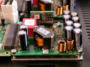 Na zdjęciu widać zbliżenie na płytkę drukowaną z elementami elektronicznymi