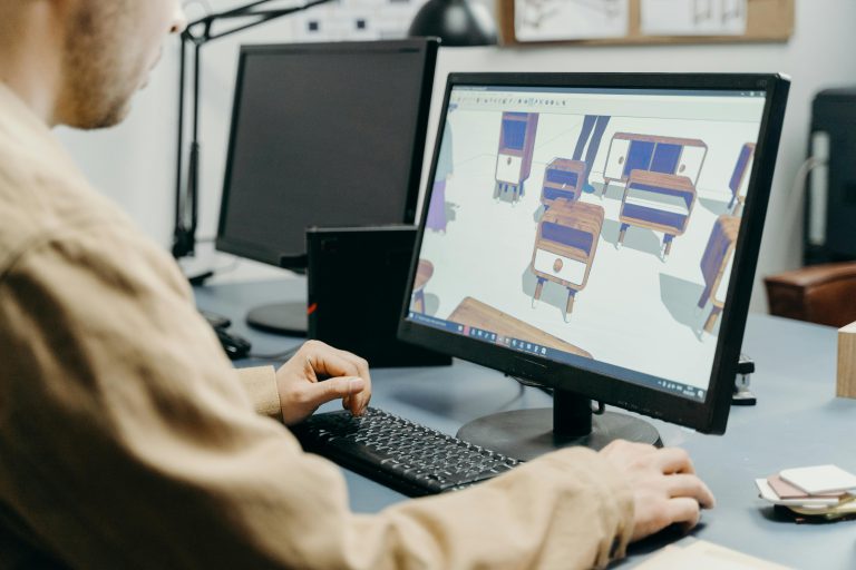 modelowanie 3D w budownictwie - komputer z planami budowlanymi