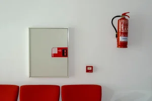 serwis instalacji przeciwpożarowych - gaśnica i skrzynka z alarmem