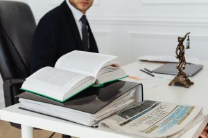 kancelaria prawo budowlane łódź - prawnik i książki